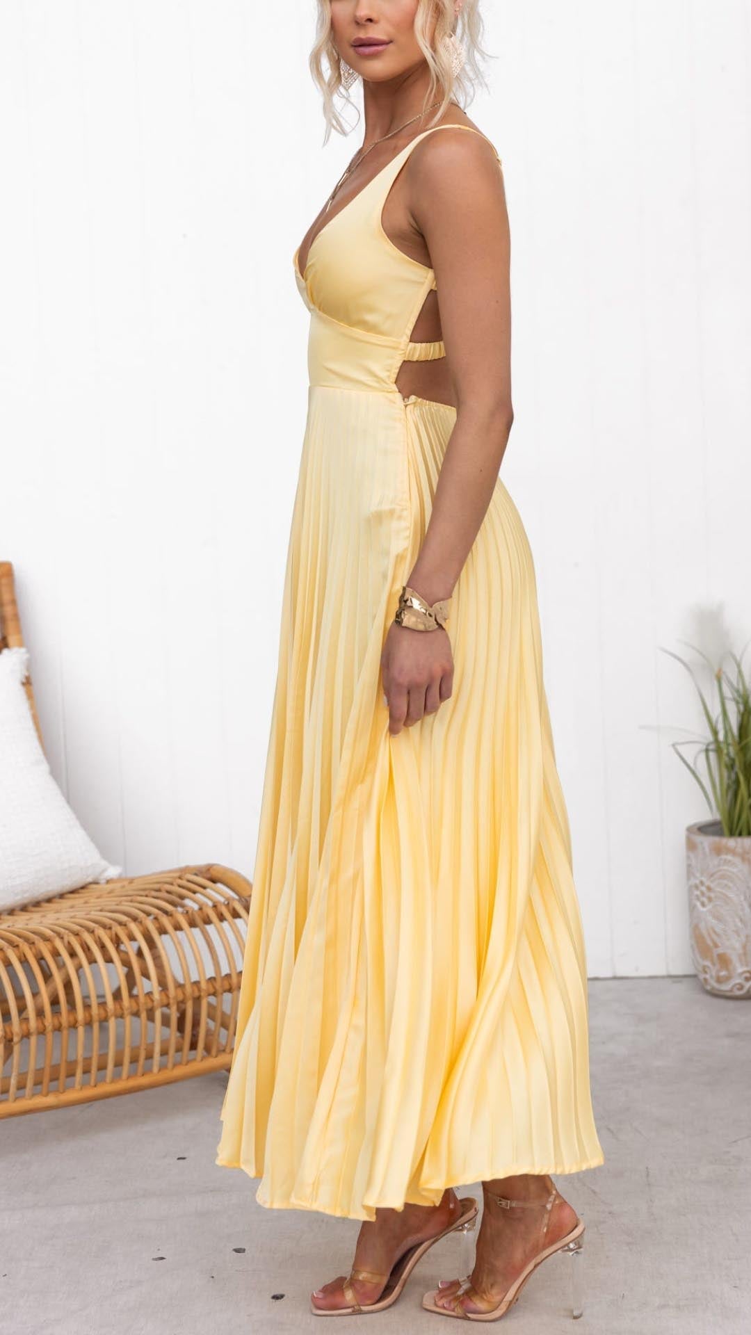 Avery | Women's Cocktail Dress With V-Neck And Pleated Skirt | Romantic